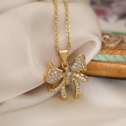 Collana Pendente Minimalista a Fiocco per Donna con Base in Rame Placcata in Oro Vero e Accenti di Zirconia