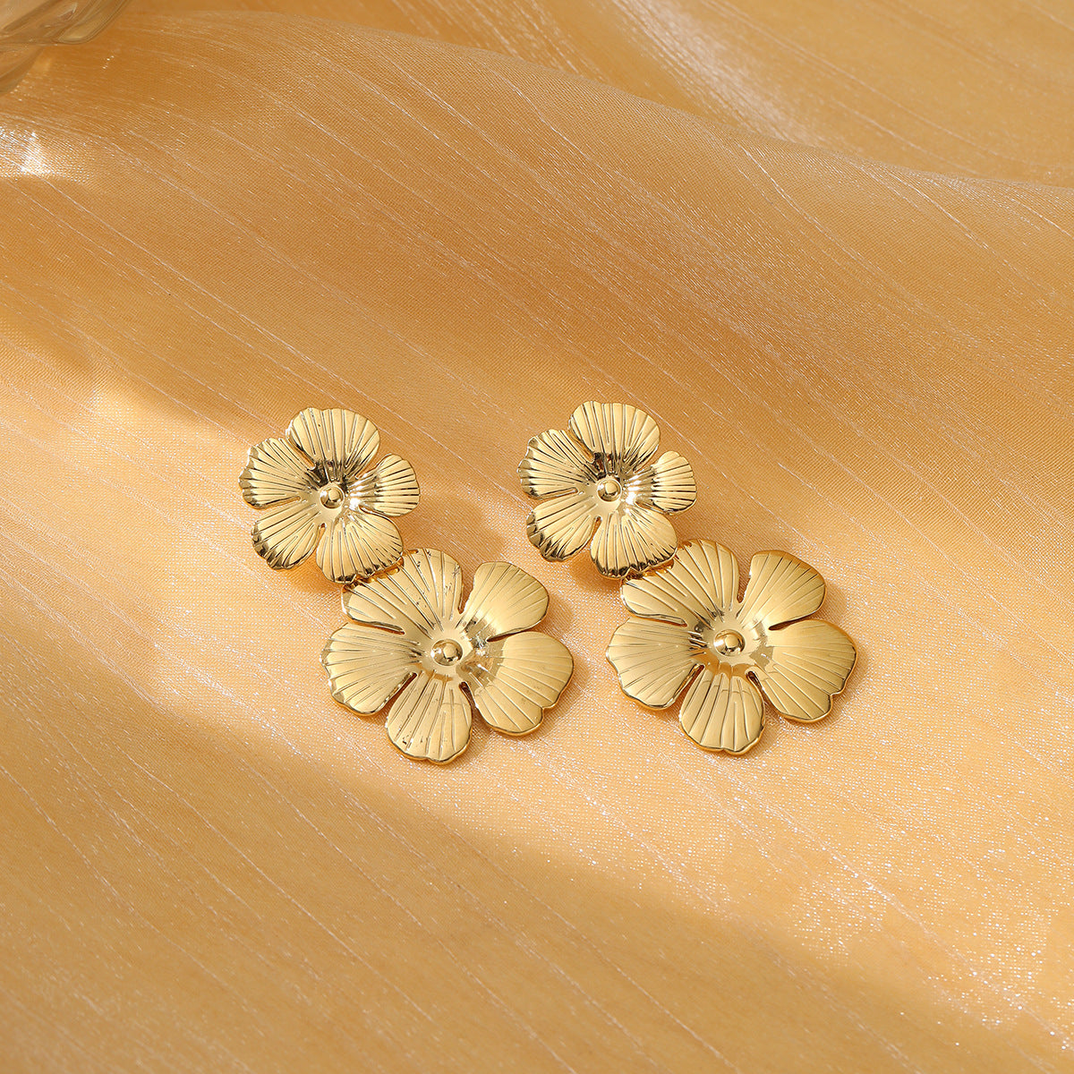 Fashionable Floral-Shaped Titanium Steel Earrings for Women with Vacuum Plating in 18K Gold Finish Stainless Steel