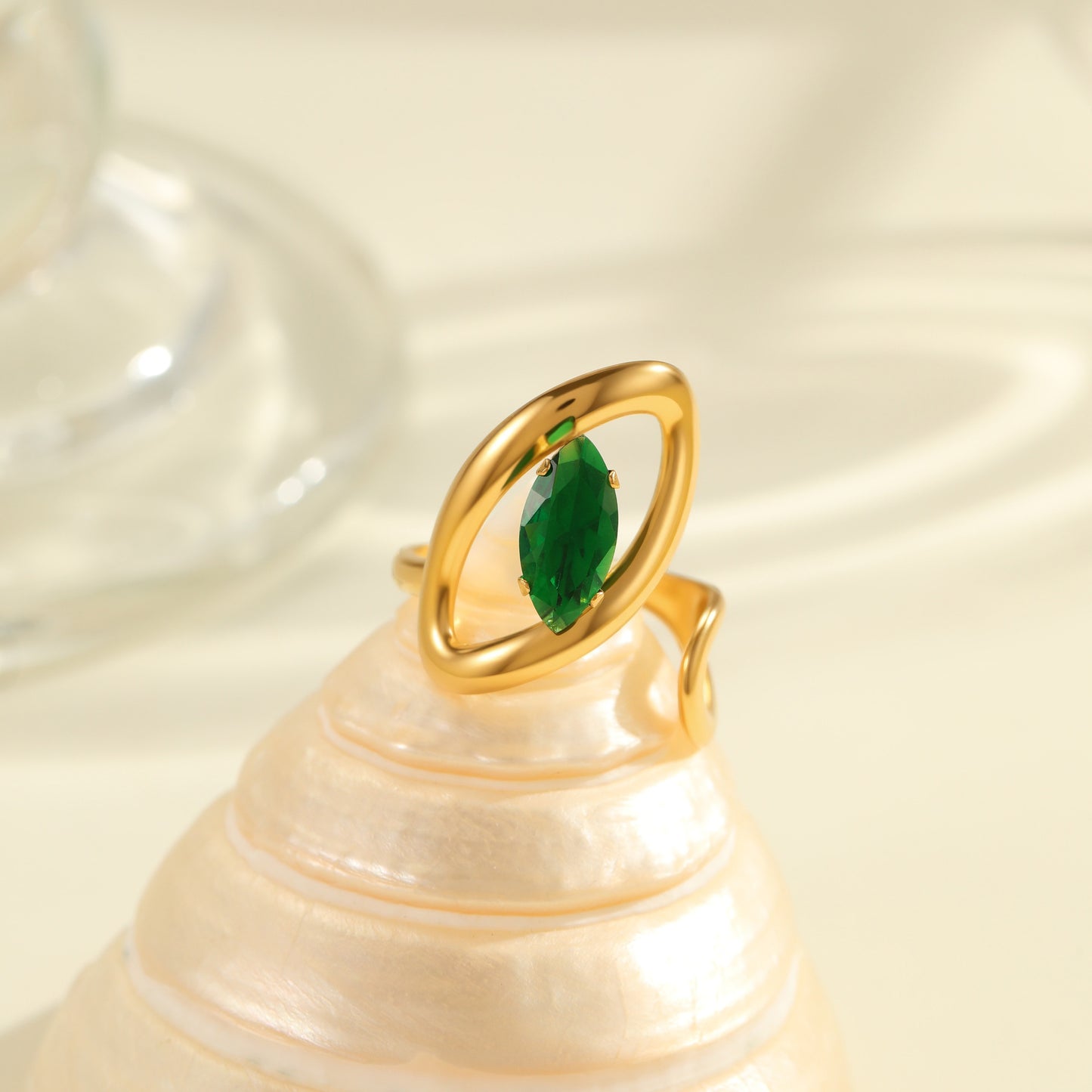 Anillo de Acero Inoxidable Geométrico Minimalista con Baño de Oro de 18K y Detalles de Remaches Esféricos Irregulares para Mujer