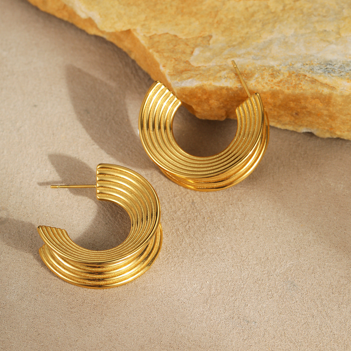 Pendientes de aro minimalistas de acero de titanio estilo francés para mujer con acabado galvanizado y diseño circular geométrico