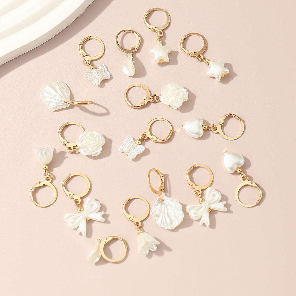 Pendientes de perlas en forma de lazo minimalistas para niñas en metal con acabado artesanal