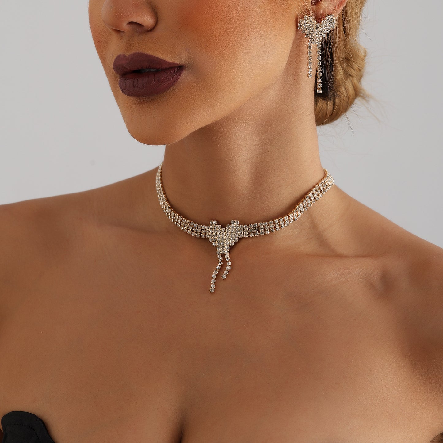 Fashionable Heart-Shaped Pendant Necklace Set with Rhinestone Accents, Plated Metal Chain, Women's Layered Collar Necklace and Matching Earrings