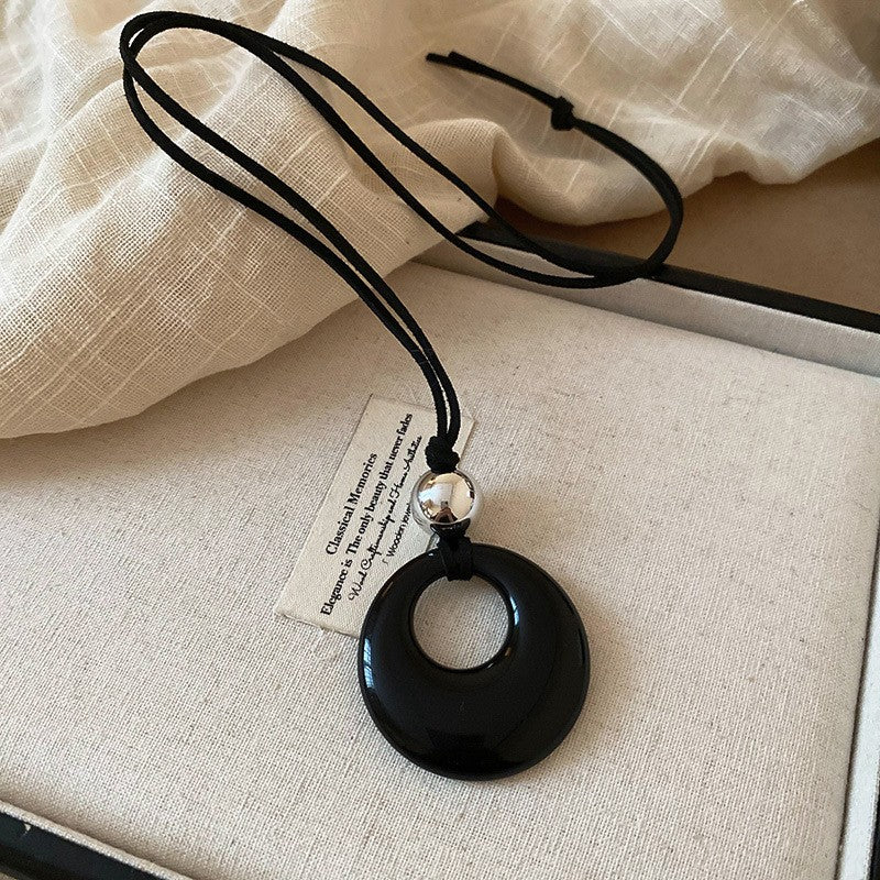 Collana con ciondolo geometrico in acrilico stile retrò da donna con charm in lega, fatta a mano, catena a strati alla moda minimalista
