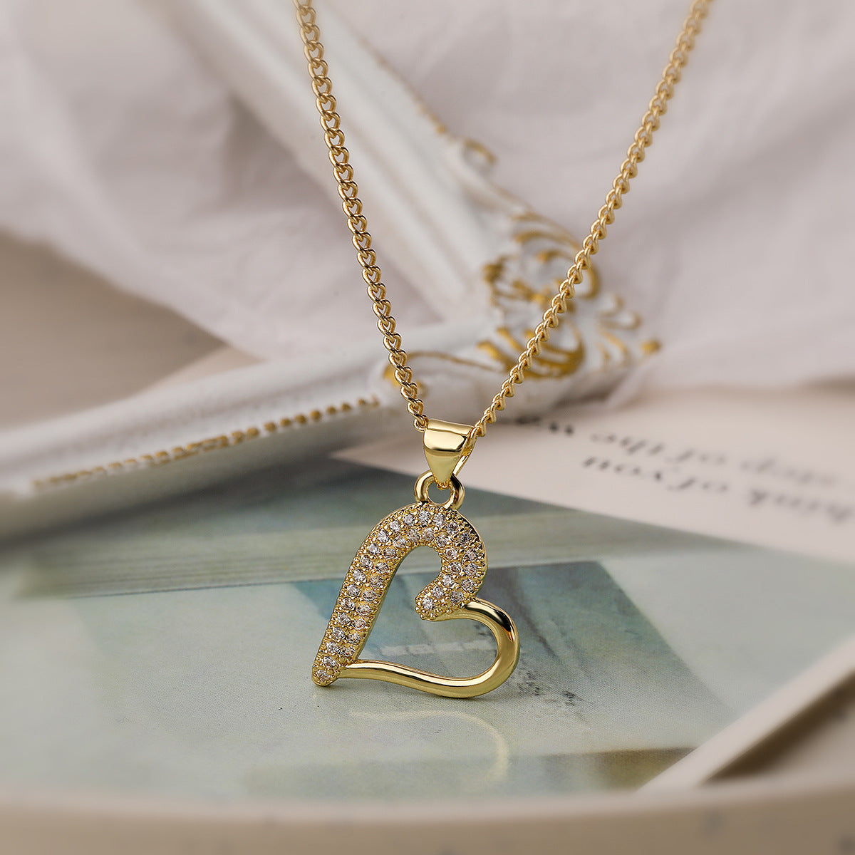 Collana con Pendente a Cuore Minimalista in Rame, Placcata Oro Vero e con Intarsio di Zirconi per Donna