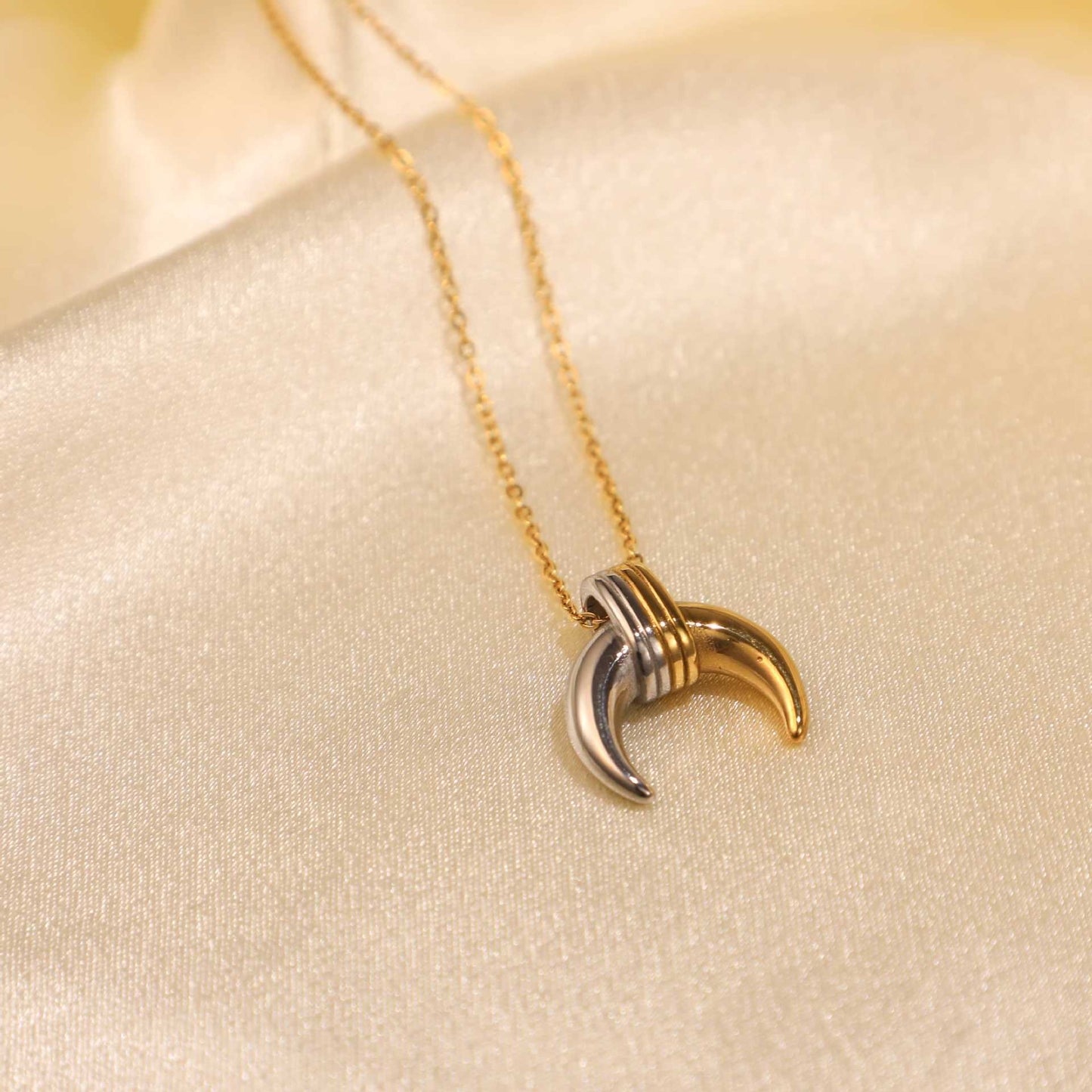 Collar con Colgante de Luna a la Moda en Acero Inoxidable con Baño de Oro de 18K para Mujer