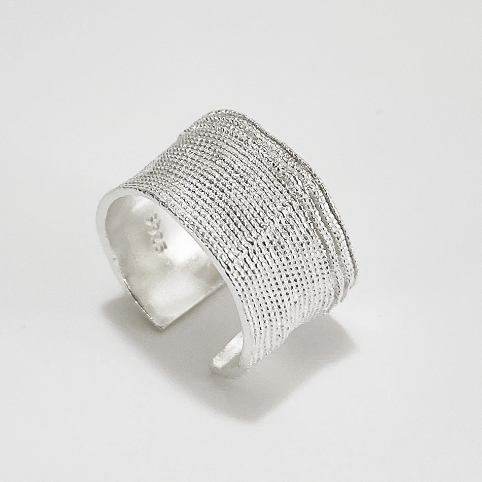Anillo de plata de ley 925 con textura irregular bohemia y diseño de superficie elevada y hundida para mujer