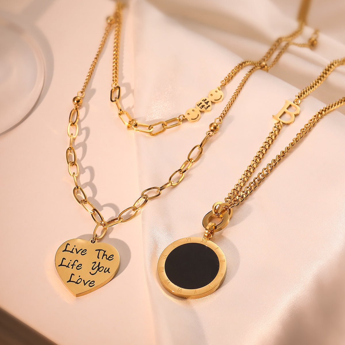 Collana con Pendente Rotondo Minimalista in Madreperla per Donna in Acciaio al Titanio Placcato Oro, Catena alla Moda per Maglione