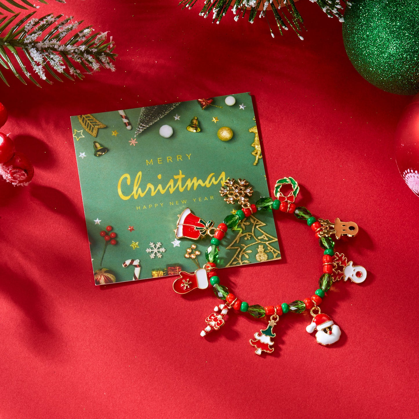Bracciale artigianale in lega con perline e motivi natalizi di fiocchi di neve in cristallo, renne e Babbo Natale per occasioni festive.
