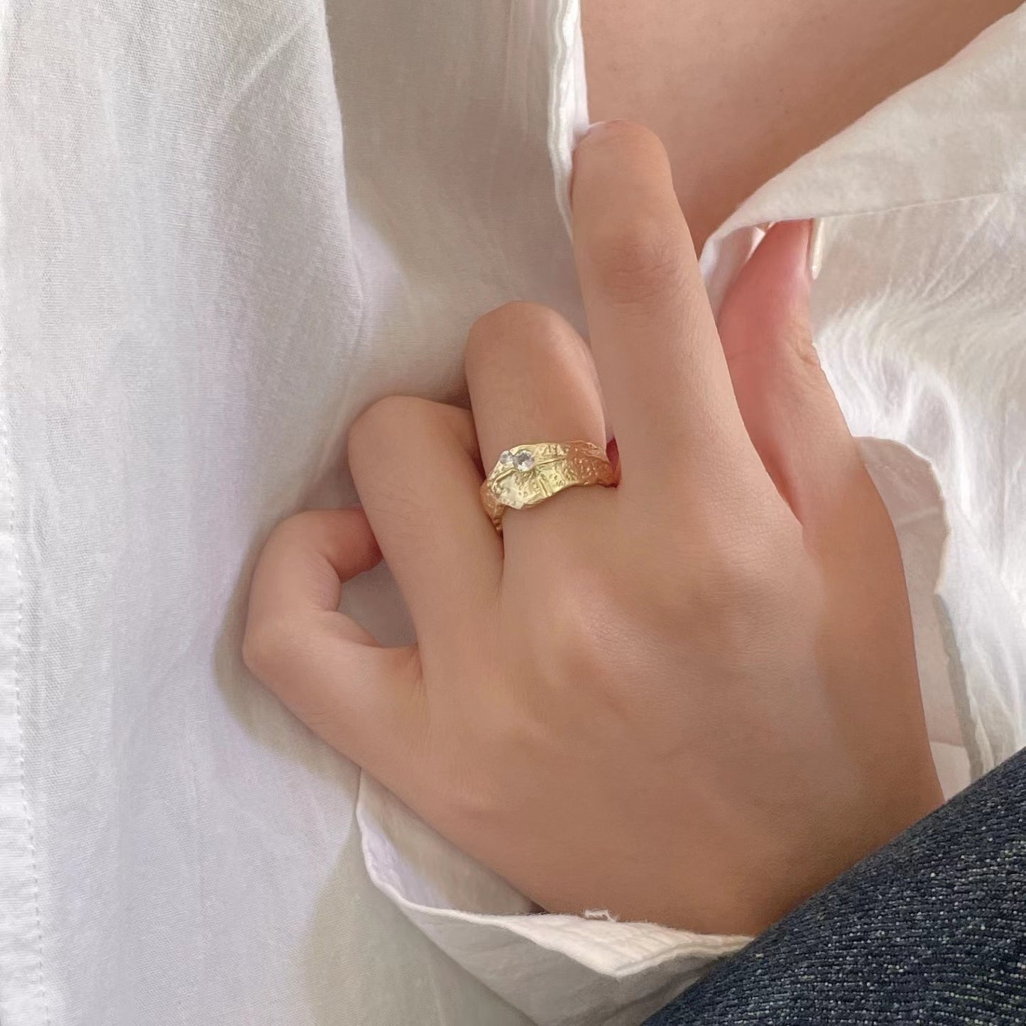 Anillo Corazón Texturizado Minimalista de Plata de Ley 925 con Circonita Cúbica para Mujer