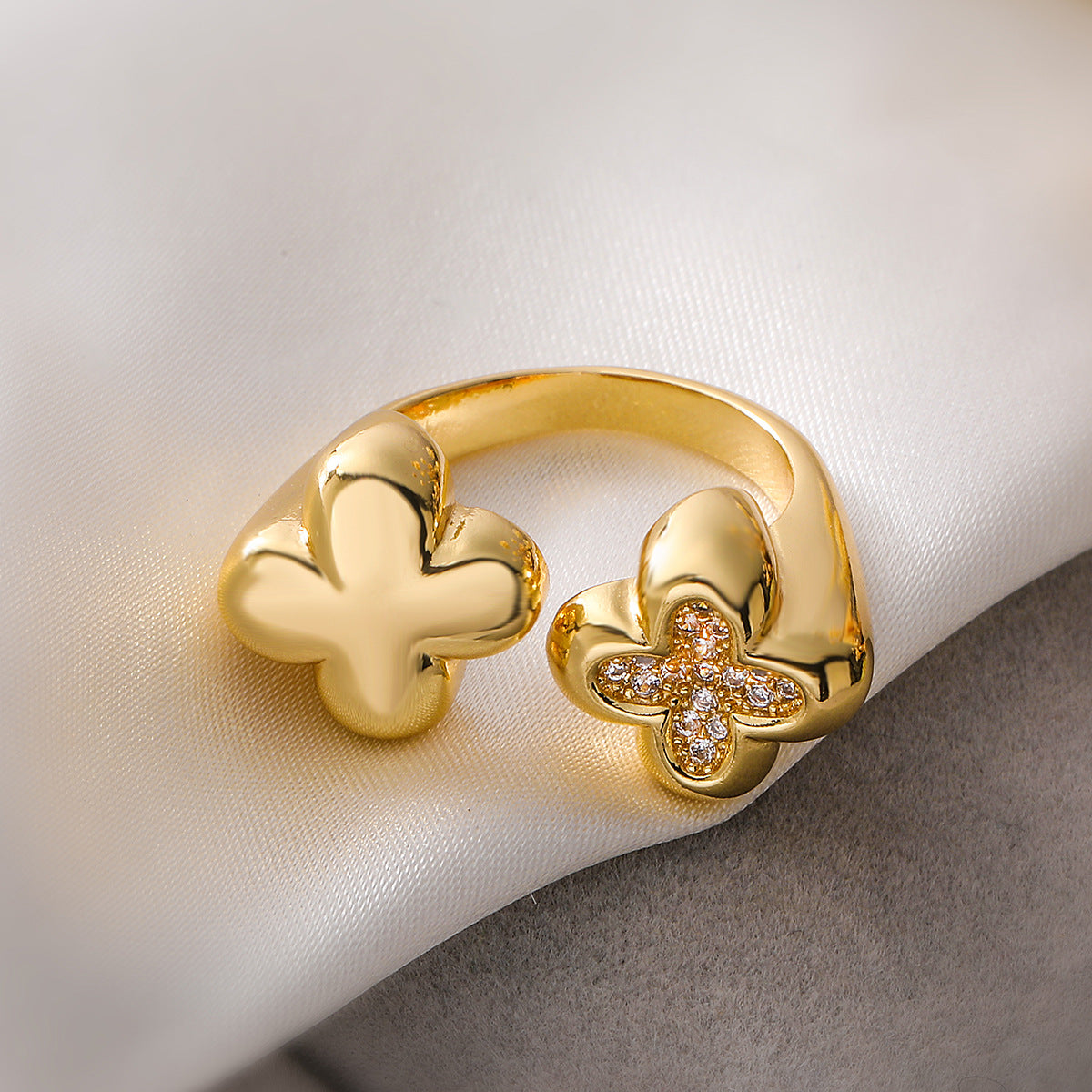Anello geometrico minimalista in rame placcato oro 18 carati con zirconia micro-incastonata per donna