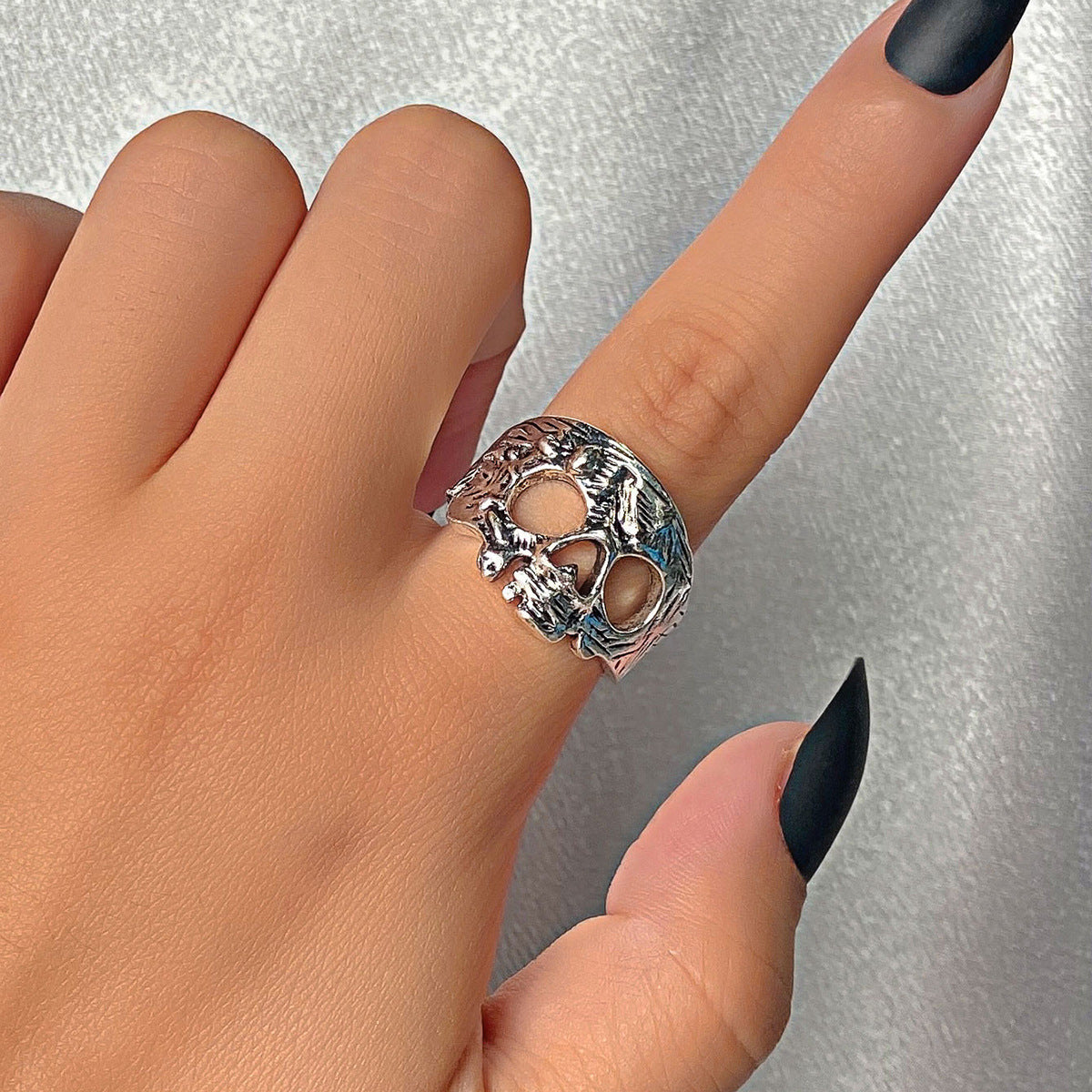 Anillo gótico vintage de calavera en aleación con acabado galvanizado y banda abierta geométrica, accesorio de moda para Halloween