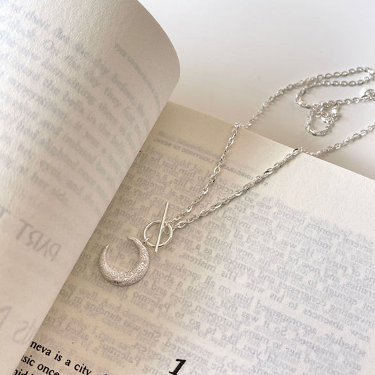 Collana Minimalista a Forma di Luna in Argento Sterling 925 con Finitura Opaca