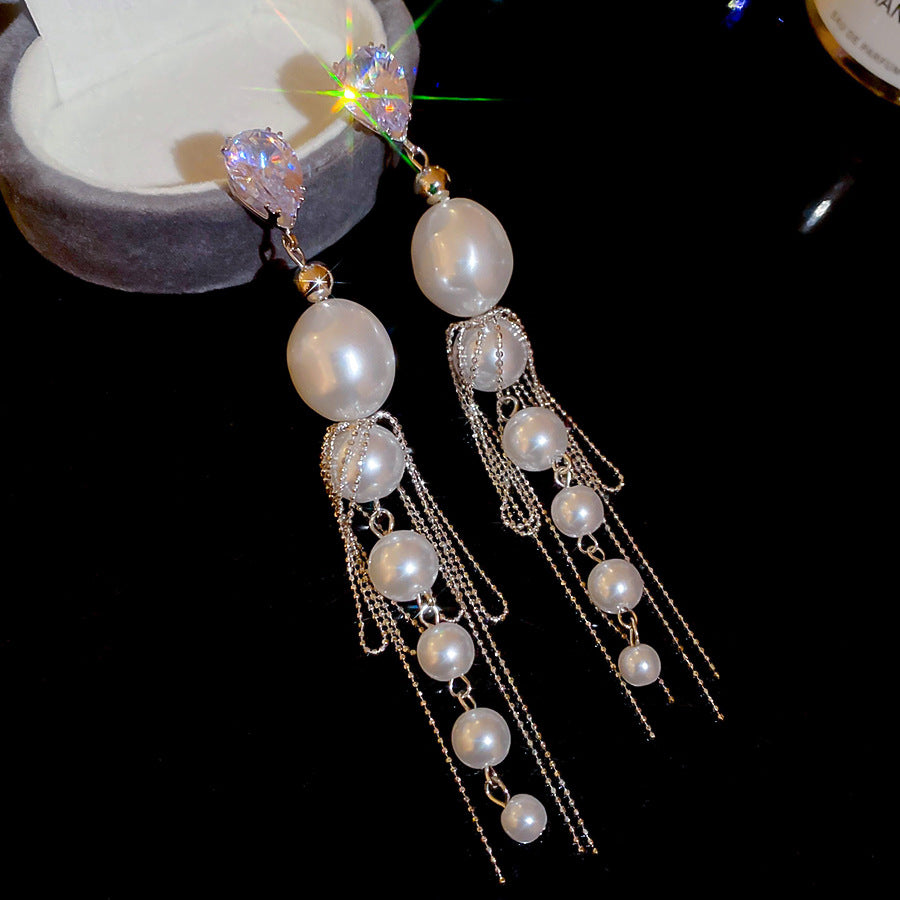 Aretes elegantes de perlas tipo broquel de estilo francés con detalles de circonita y flecos para mujer, forma geométrica, postes de acero chapado, diseño minimalista de lujo