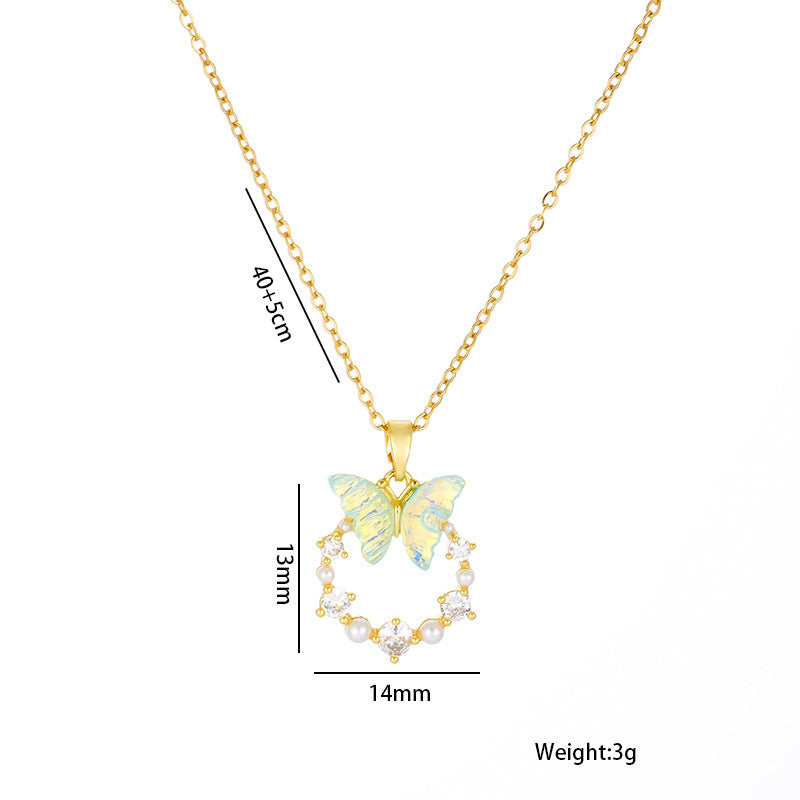 Collana da donna alla moda a forma di farfalla in acciaio inossidabile placcato sotto vuoto anallergico con zirconia microincastonata e dettagli in perle, design a catena a O