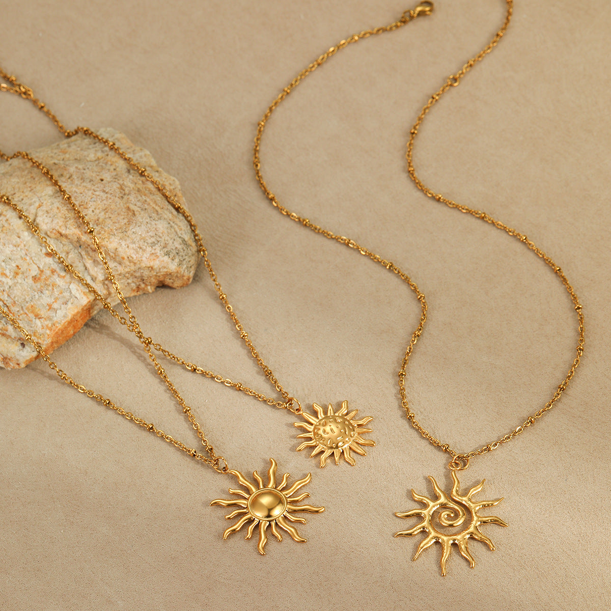 Collana da donna minimalista di tendenza in acciaio inossidabile placcato oro 18 carati a forma di sole
