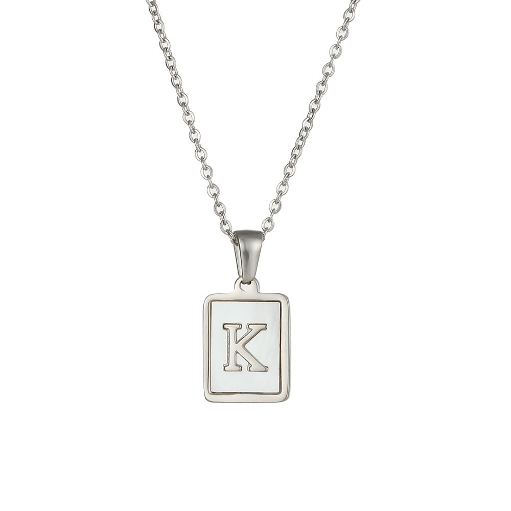 Collana con Ciondolo a Lettera Minimalista in Acciaio al Titanio per Donna con Finitura Galvanizzata e Intarsio in Madreperla Bianca Naturale