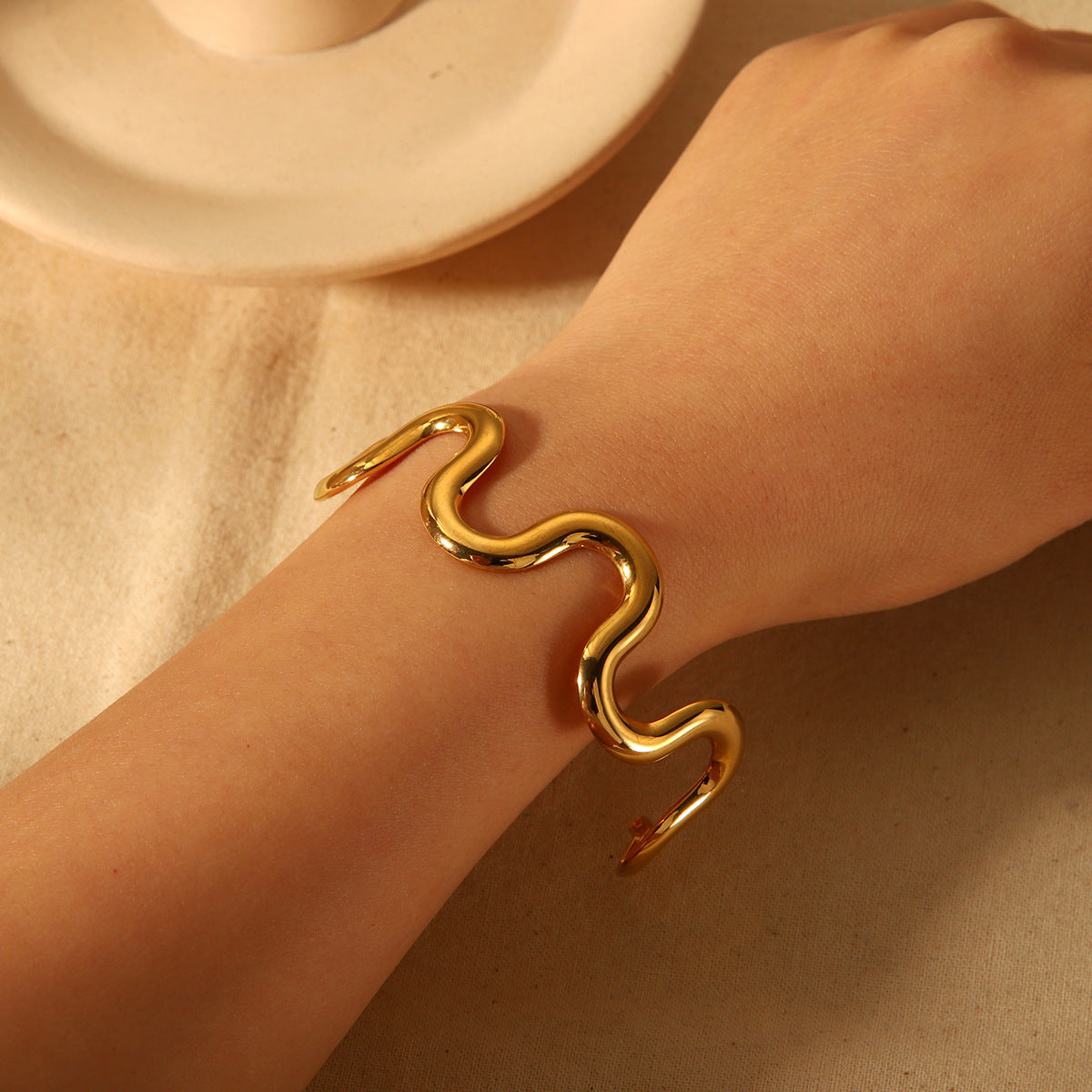 Bracciale a Onda Geometrica in Acciaio al Titanio con Placcatura in Oro 18K da Donna