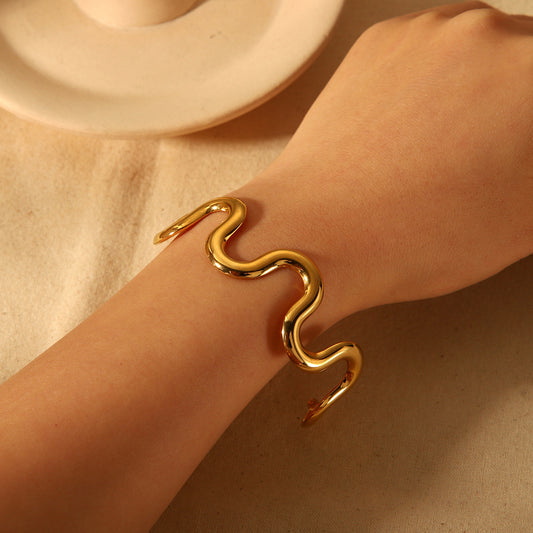 Bracciale a Onda Geometrica in Acciaio al Titanio con Placcatura in Oro 18K da Donna