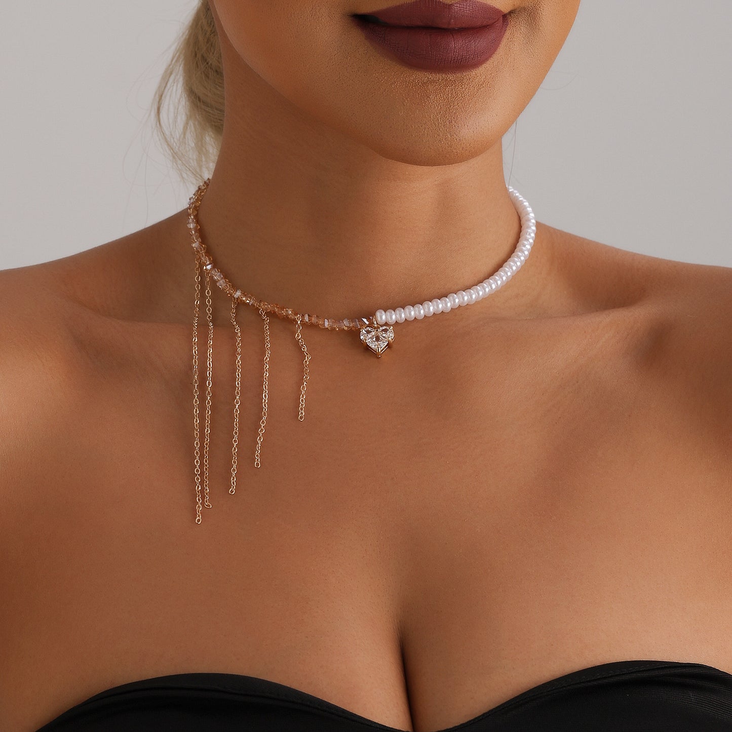 Elegante collar con colgante de circonia cúbica en forma de corazón con borla, detalles de cristal y perlas, aleación chapada, cuentas de vidrio, cadena a la altura de la clavícula para mujer