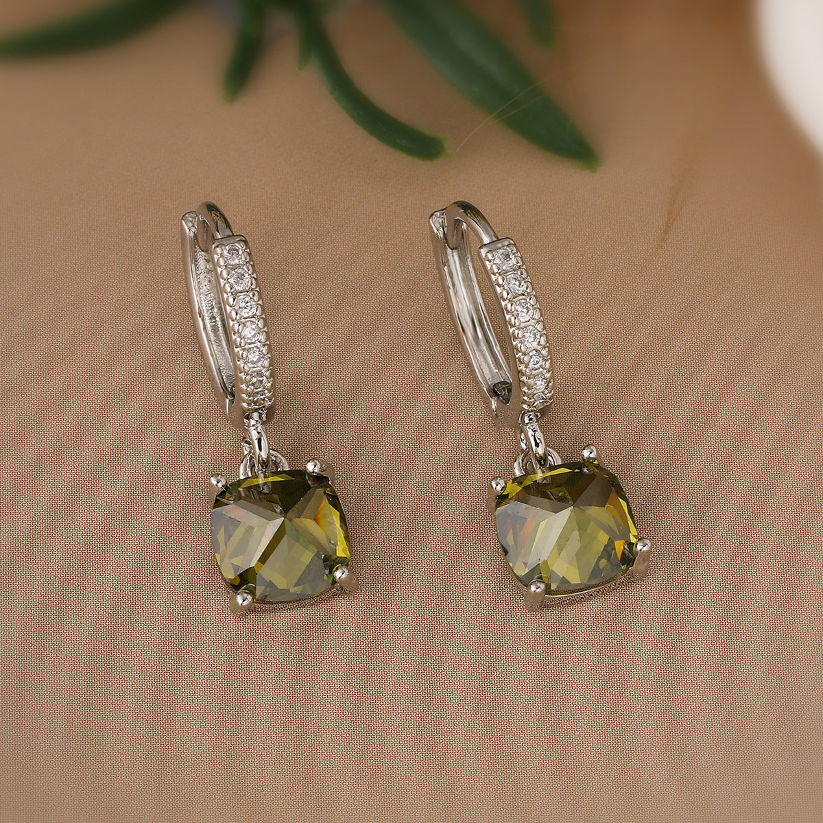 Orecchini geometrici minimalisti in rame con placcatura in oro vero e accenti in zirconia per donna