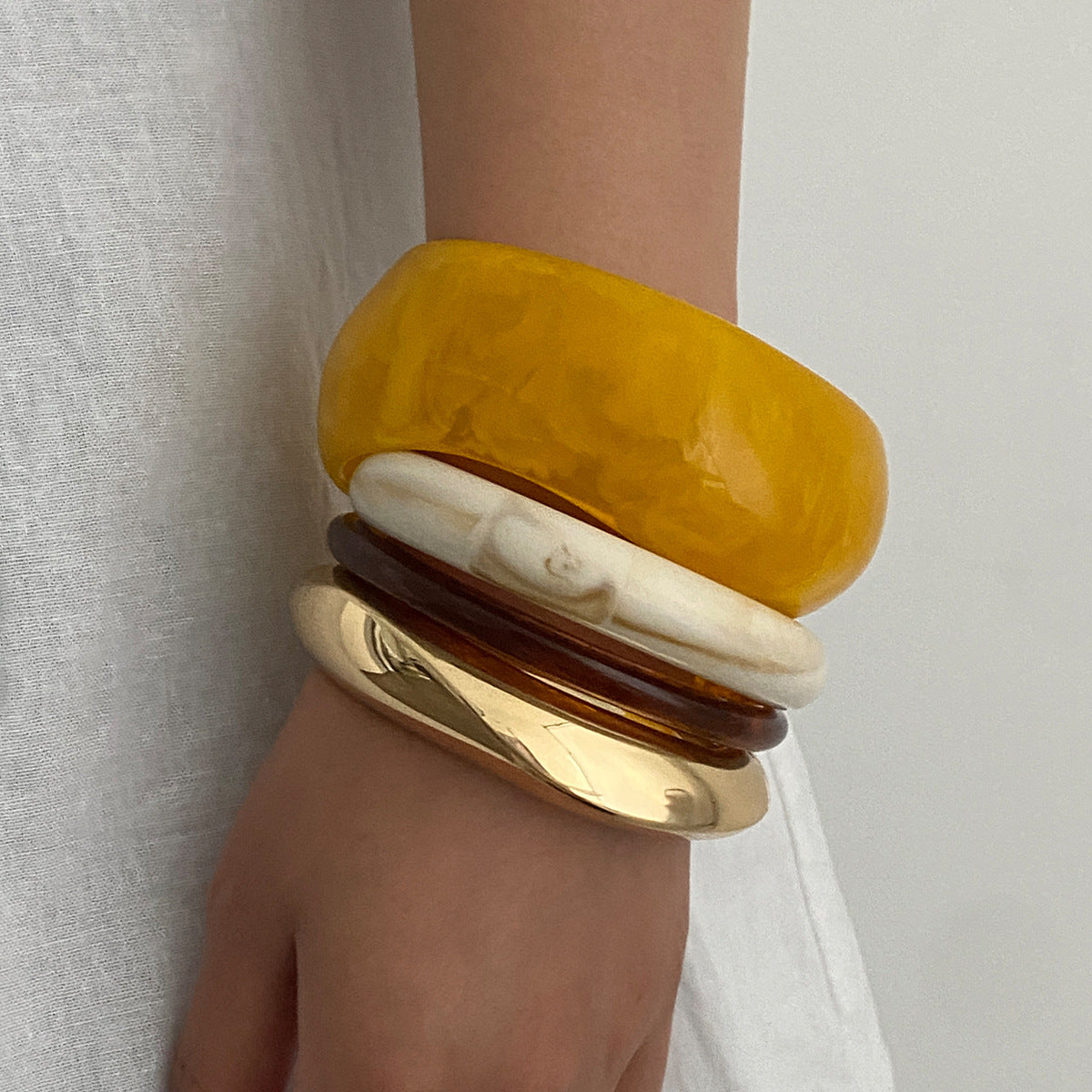Pulsera geométrica minimalista de resina y metal con cierre de resorte para mujer