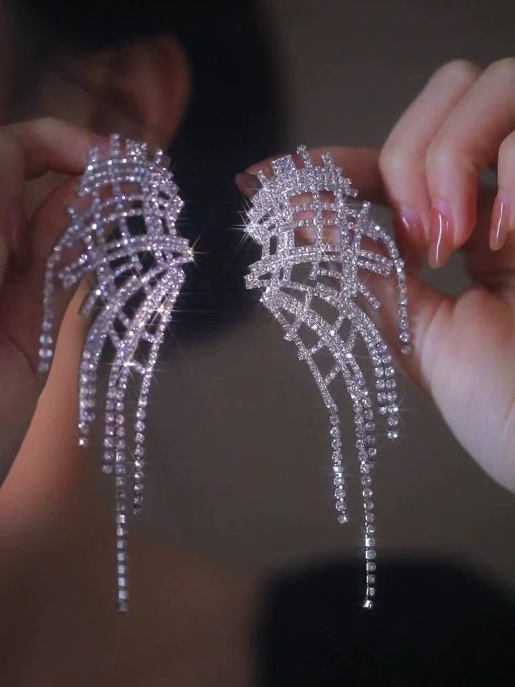 Orecchini a perno di lusso con lega geometrica irregolare e intarsio di strass, placcati argento, alla moda e versatili da donna