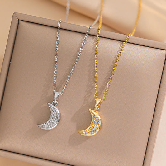 Collar con colgante minimalista de luna y estrella geométrica de acero de titanio con incrustaciones de diamantes de imitación y cadena de serpiente chapada en oro de 18 quilates