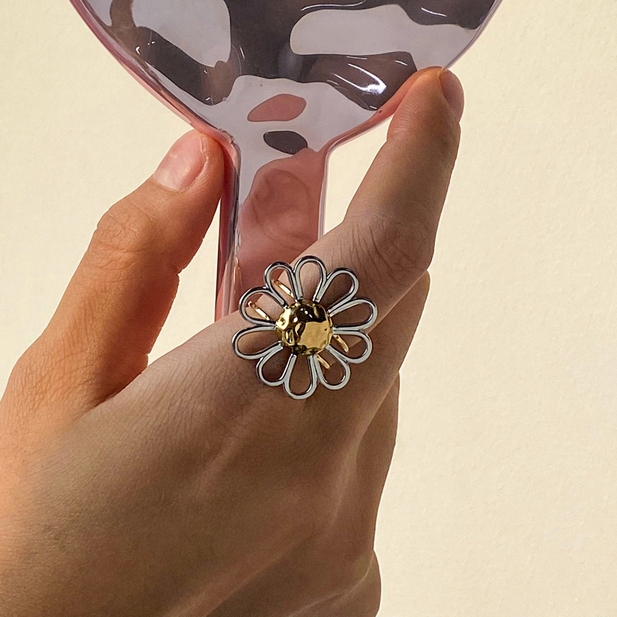 Anello da donna in acciaio al titanio con motivo geometrico floreale, finitura galvanica, accessorio di lusso e minimalista