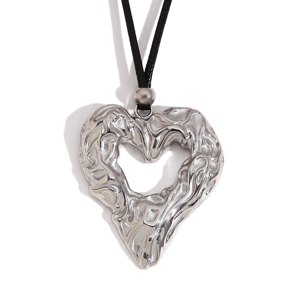 Collana con ciondolo a cuore cavo, minimalista vintage, con texture martellata, in acciaio inossidabile placcato oro 18 carati da donna