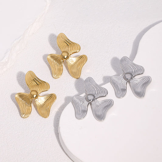 Orecchini a perno da donna in acciaio inossidabile placcato oro 18 carati con fiore a tre petali, stile minimalista