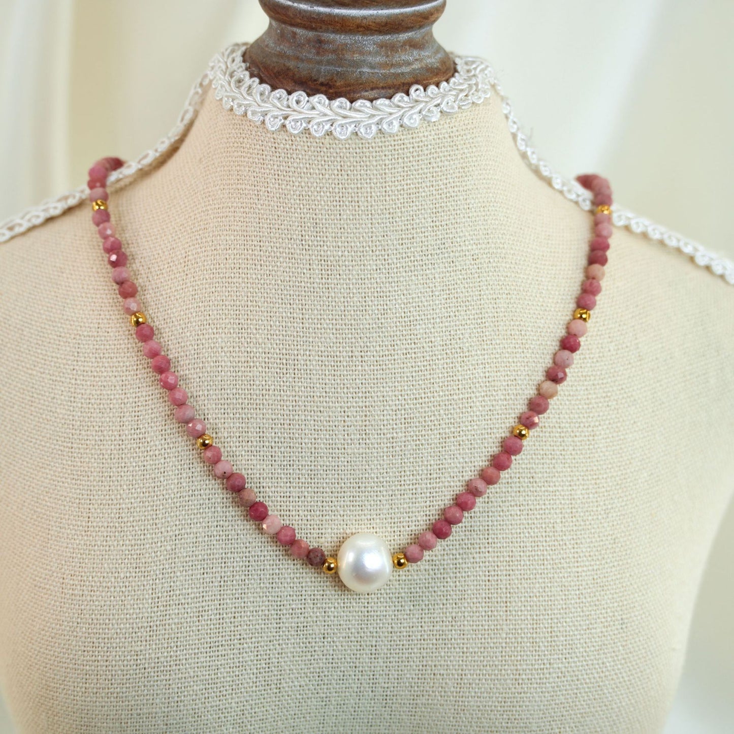 Collar minimalista francés de jaspe rojo geométrico y perlas para mujer con cadena de acero de titanio y acabado chapado