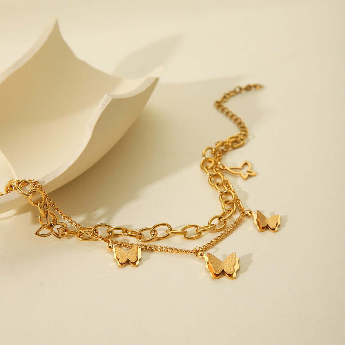 Bracciale Trendy con Ciondolo Farfalla a Doppio Strato in Acciaio Inossidabile Placcato Oro 18K da Donna