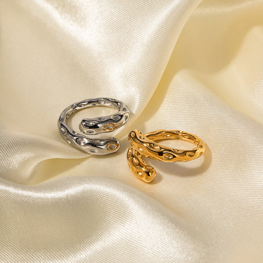 Anello Vintage da Donna Francese con Texture Martellata in Acciaio al Titanio Placcato Oro 18K Design Geometrico