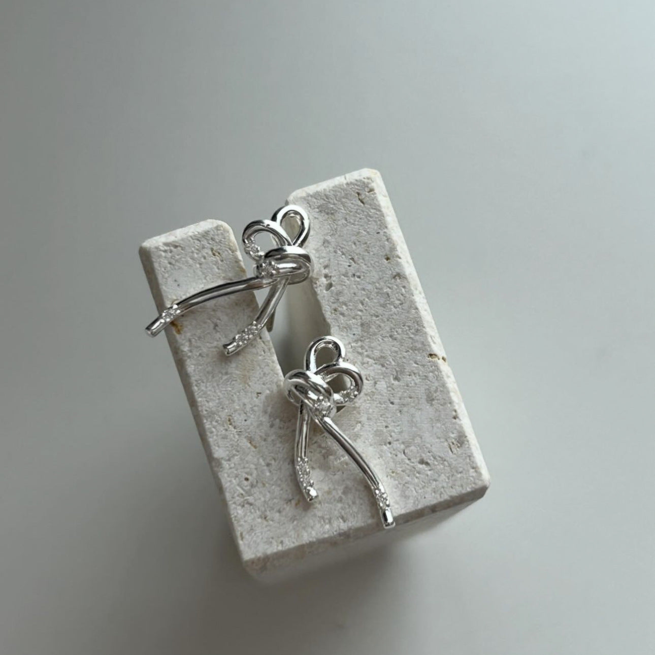Orecchini a perno minimalisti a forma di fiocco in argento sterling 925 con intarsio di strass, stile dolce e fresco