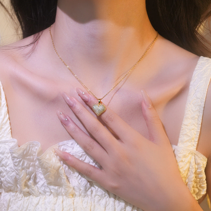Elegante parure girocollo da donna con ciondolo a cuore in acciaio al titanio con zirconi micropavé, finitura placcata ipoallergenica, catena a croce