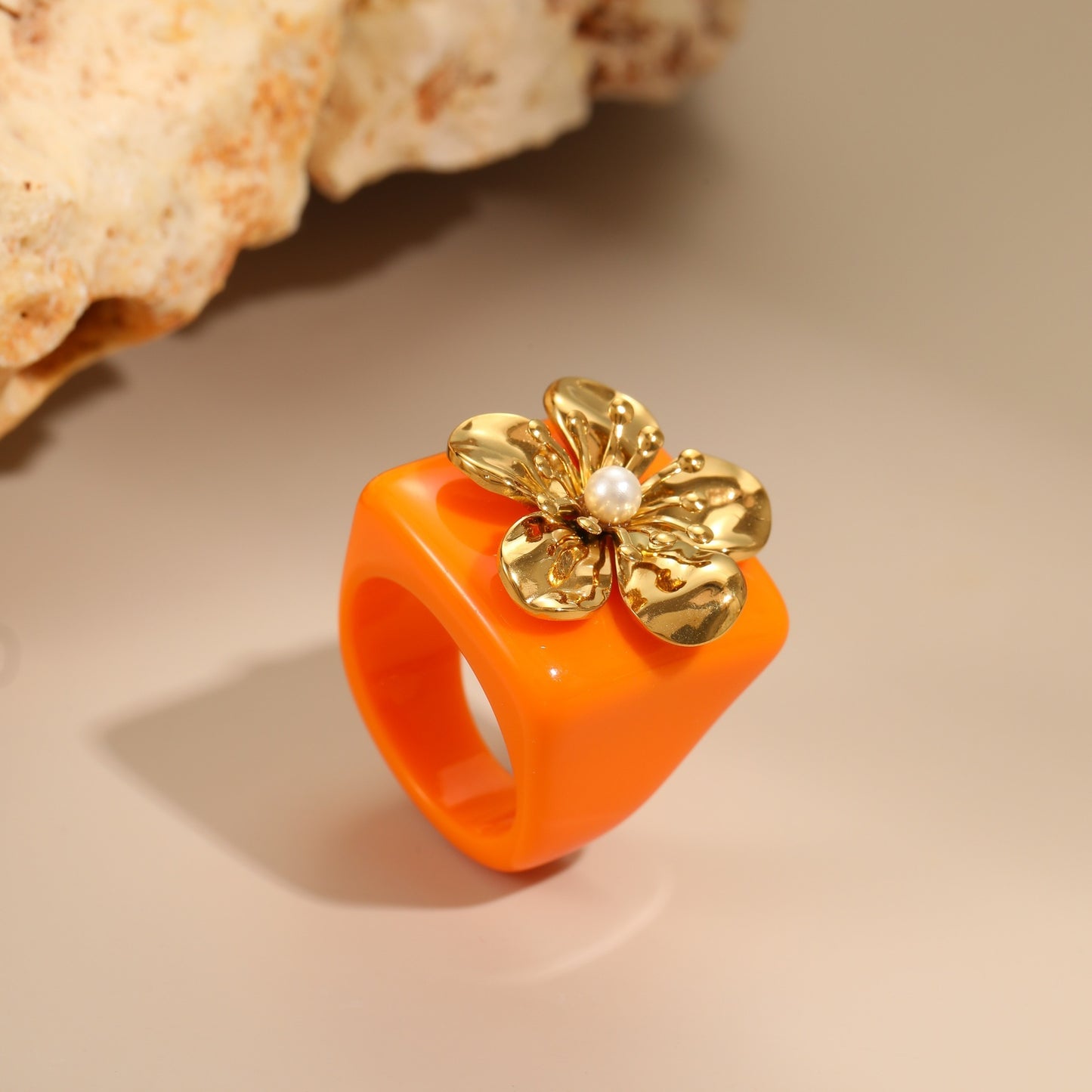 Anillo de lujo de resina floral y perlas en acero inoxidable con diseño geométrico y acabado chapado para mujer