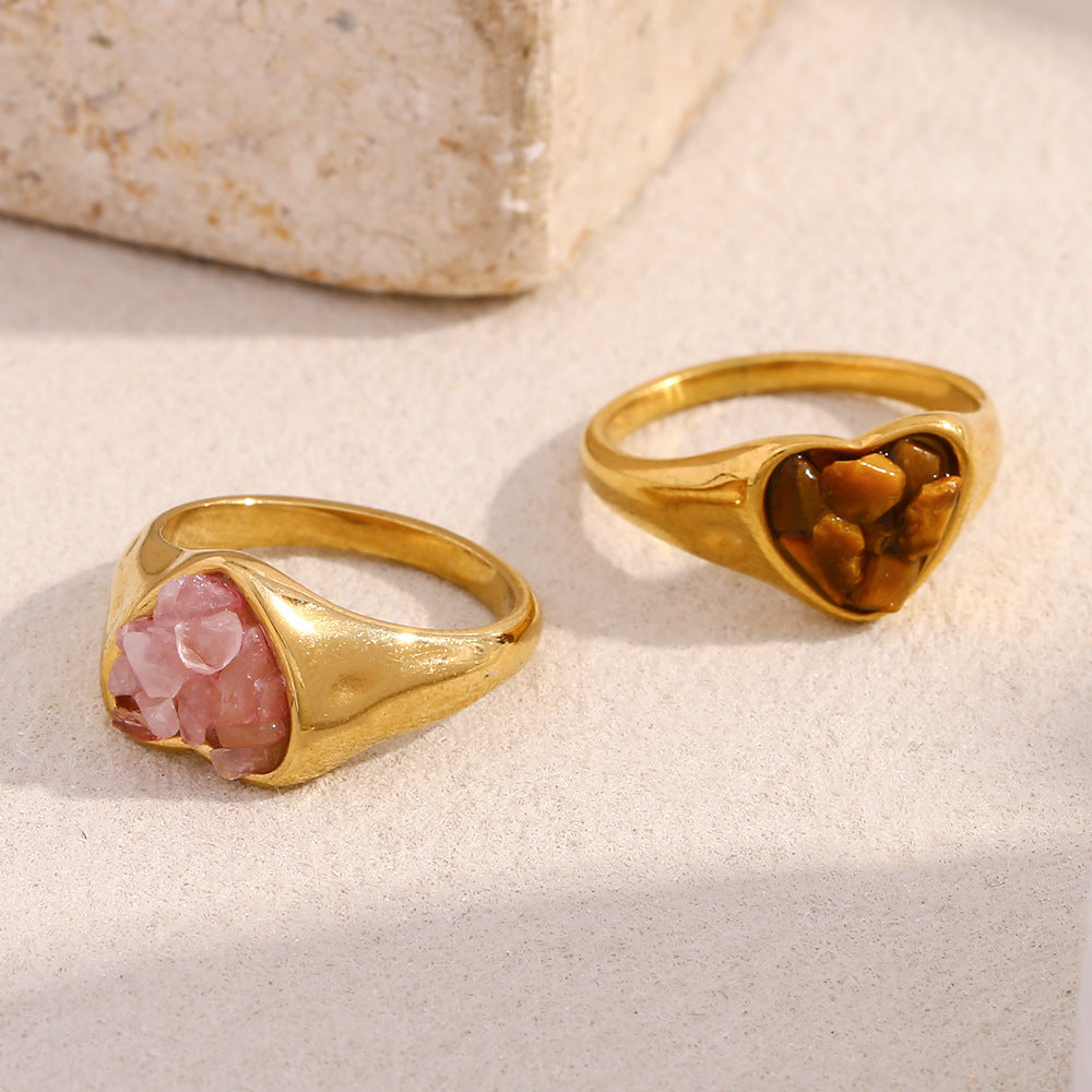 Anello da donna a forma di cuore in acciaio inossidabile ispirato al vintage con placcatura in oro 18 carati e strass in giada bianca