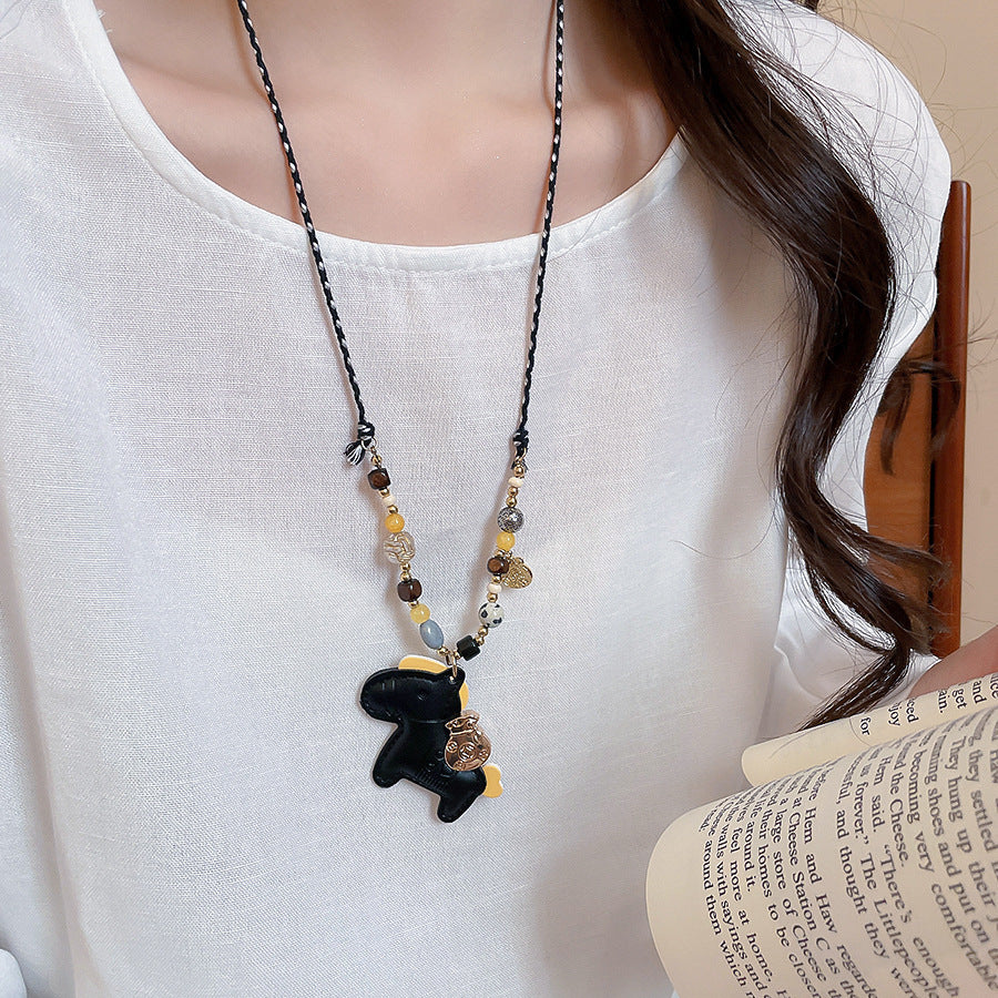 Collar con colgante de caballo minimalista de lujo para mujer en madera con chapado en oro de 18 quilates — Cadena para suéter de uso diario