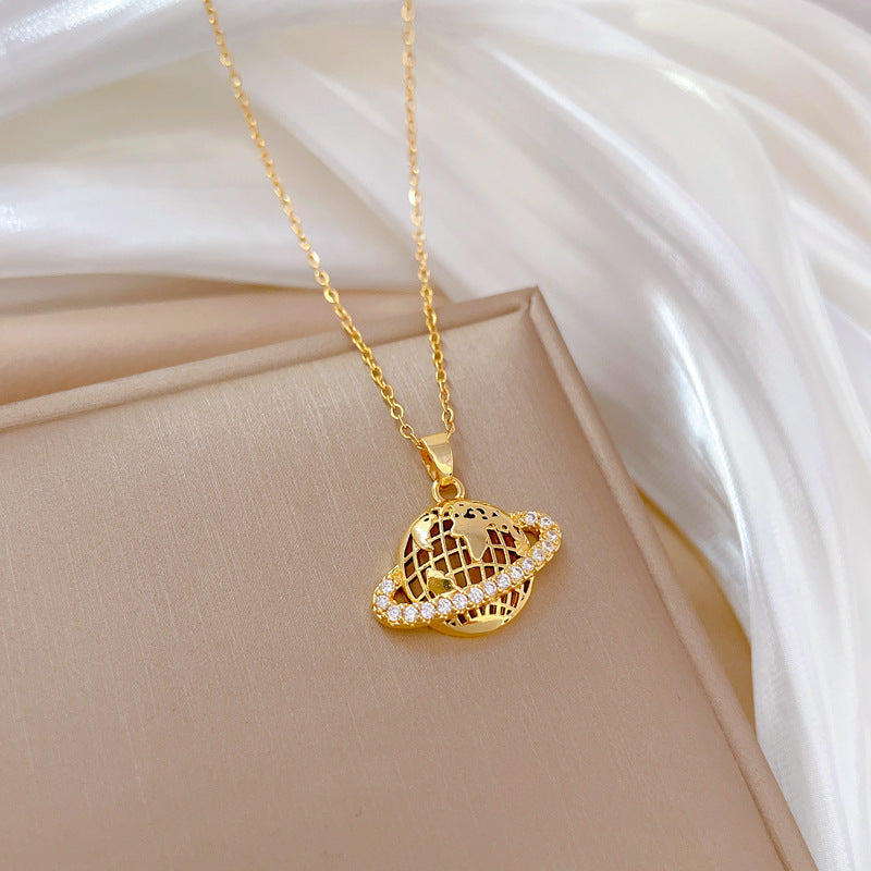 Collana da donna con ciondolo di lusso in acciaio al titanio con motivo a terra e galassia, intarsio completo di strass, design geometrico, catena regolabile in acciaio al titanio