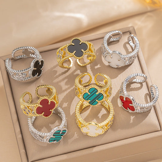 Anillo Minimalista Trébol de Circonita en Cobre Bañado en Oro con Banda Ajustable para Mujer