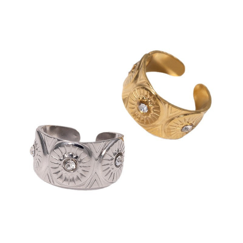 Anello geometrico minimalista da donna in acciaio inossidabile placcato oro 18 carati con dettaglio occhio di Allah in strass