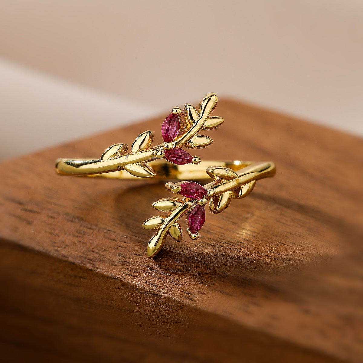 Anello Aperto Geometrico Minimalista da Donna in Ottone con Placcatura in Oro Vero e Intarsio in Zircone