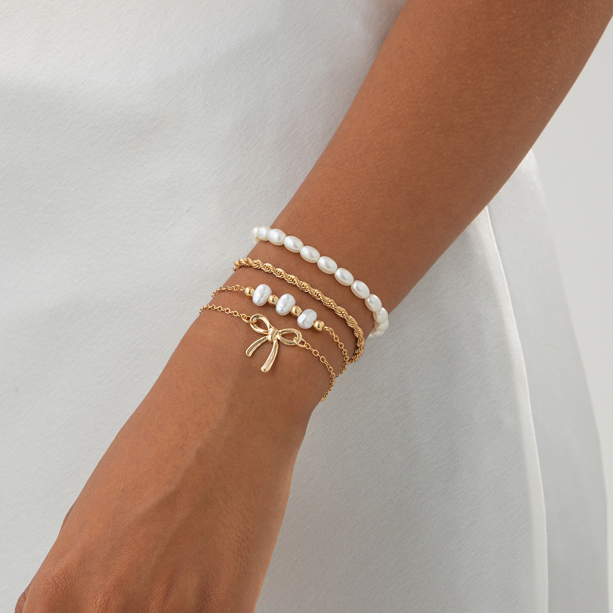 Minimalist Bow Knot and Star-Shaped Pendant Bracelet for Women with Plated Metal and Imitation Pearl Accents