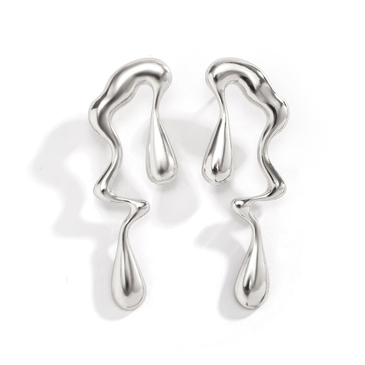 Pendientes de aleación geométrica exagerados en forma de corazón con borla para mujer, poste de acero inoxidable electrochapado
