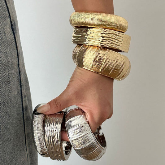 Pulsera exagerada de aleación chapada con diseño geométrico ancho para mujer