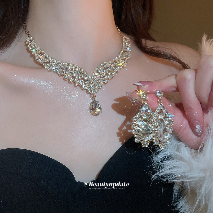 Retro Elegant Palace Style Rhinestone Teardrop Earrings and Clavicle Necklace Set in Alloy for Women