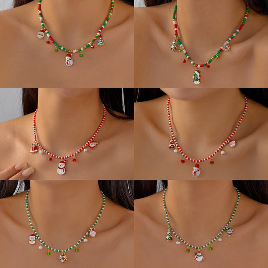 Collar de aleación con temática navideña con colgante de Papá Noel, campana, casa de nieve y copo de nieve en estilo festivo