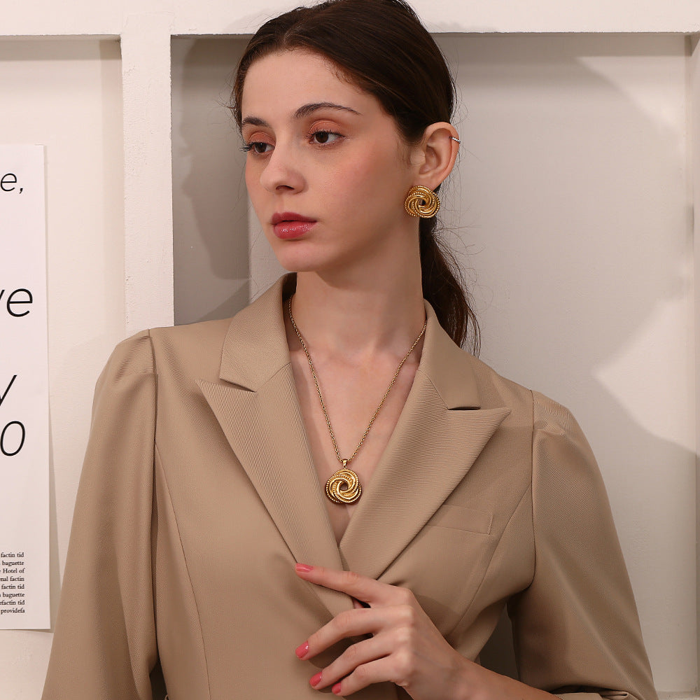 Fashionable Vintage Geometric Stainless Steel Necklace with 18K Gold Plated Circular Wrap Design for Women