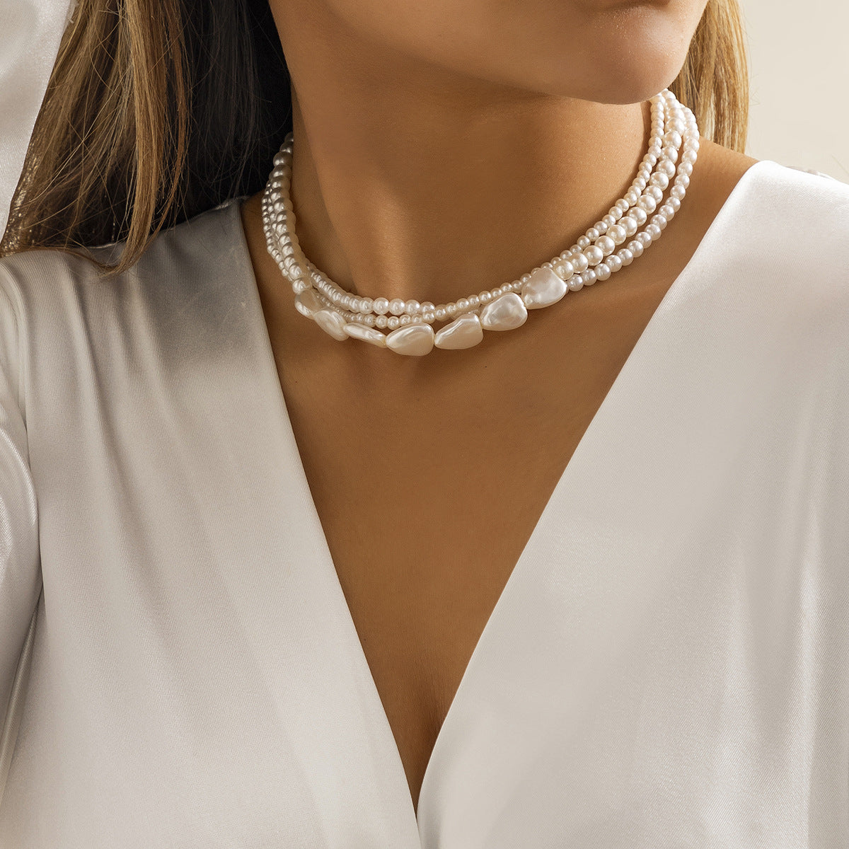 Collana Minimalista Multistrato da Donna con Perla Finta a Goccia in Resina su Catena a Sfere