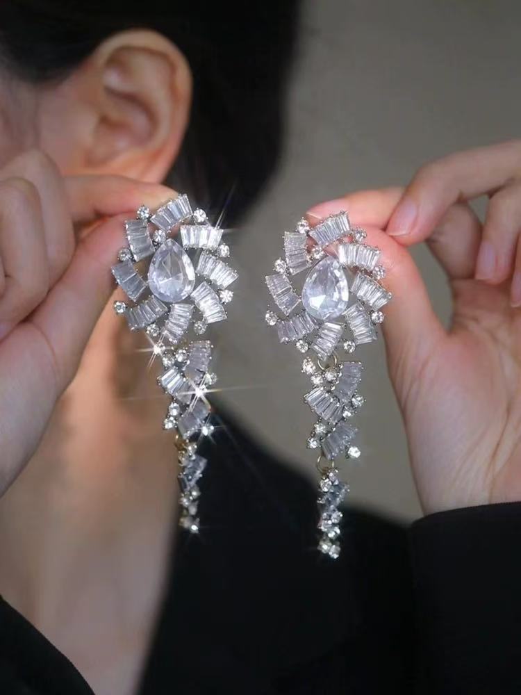 Orecchini a perno di lusso con lega geometrica irregolare e intarsio di strass, placcati argento, alla moda e versatili da donna